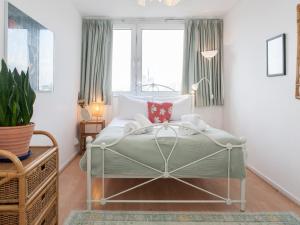 a bedroom with a bed and a window at Pass the Keys Spacious 2Bedroom flat with views in London Bridge in London