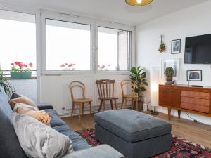 a living room with a couch and a tv at Pass the Keys Spacious 2Bedroom flat with views in London Bridge in London