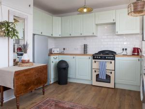 a kitchen with white cabinets and a stove at Pass the Keys Spacious 2Bedroom flat with views in London Bridge in London