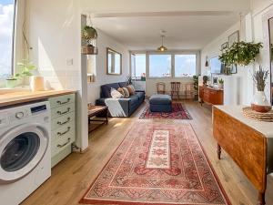 a living room with a washer and dryer at Pass the Keys Spacious 2Bedroom flat with views in London Bridge in London