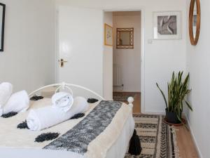 a bedroom with a bed with towels on it at Pass the Keys Spacious 2Bedroom flat with views in London Bridge in London