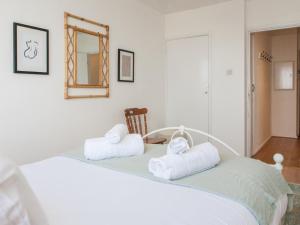 a bedroom with a white bed with towels on it at Pass the Keys Spacious 2Bedroom flat with views in London Bridge in London