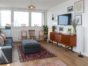 a living room with a tv and a couch at Pass the Keys Spacious 2Bedroom flat with views in London Bridge in London