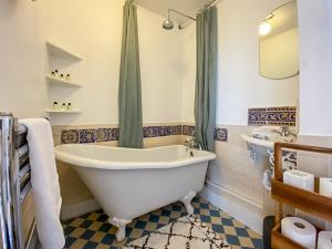 a bathroom with a tub and a sink at Pass the Keys Spacious 2Bedroom flat with views in London Bridge in London