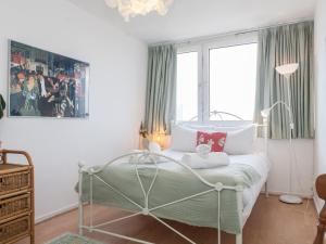 a bedroom with a bed and a window at Pass the Keys Spacious 2Bedroom flat with views in London Bridge in London