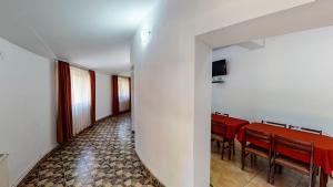 TV a/nebo společenská místnost v ubytování Perla Sarisorului