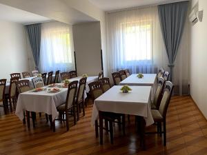 Obiekt "Czarny Rycerz" في ياسترشيبي زدروي: غرفة طعام مع طاولات وكراسي مع مفارش بيضاء