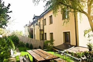 Vonkajšia záhrada v ubytovaní Villa Ventana Poznań City Free Parking Śniadanie w Cenie