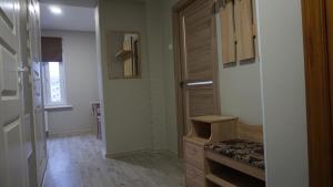 um quarto com um closet e piso em madeira em Sunny Ventspils 27 em Ventspils