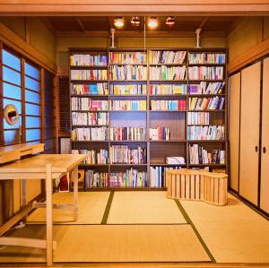 Galeriebild der Unterkunft 泊まれる図書館 寄処 -yosuga- in Toyama