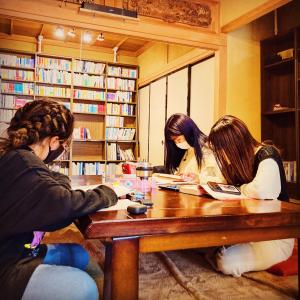 Khách lưu trú tại 泊まれる図書館 寄処 -yosuga-