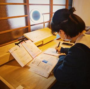 Khách lưu trú tại 泊まれる図書館 寄処 -yosuga-