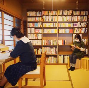 Khách lưu trú tại 泊まれる図書館 寄処 -yosuga-