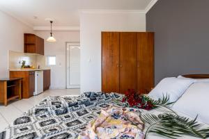 Postel nebo postele na pokoji v ubytování Dinos Hotel