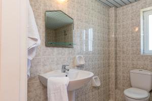 Koupelna v ubytování Dinos Hotel
