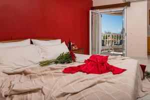 Postel nebo postele na pokoji v ubytování Dinos Hotel