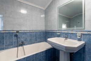 Koupelna v ubytování Dinos Hotel