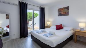 ファロにある3 Bed Holiday Home Lakeside Village Quinta Do Lagoのベッドルーム1室(枕2つ付)