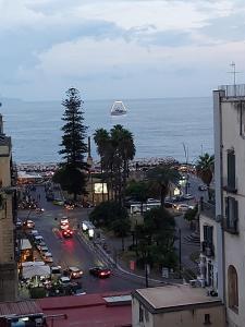 vista su una strada con barca in acqua di Blue Flat a Napoli