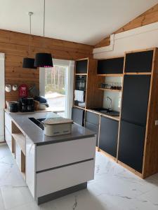 Kitchen o kitchenette sa Winter Bay Cottage