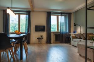 - un salon avec un canapé et une table dans l'établissement Hermann View Apartment, à Tallinn