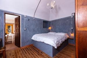 um quarto azul com uma cama com uma parede azul em NATURA rooms&sport BIKEACTIVITY ASD-APS em Finale Ligure