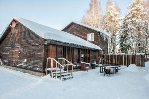 a log cabin with a picnic table in the snow at Апарт-коттедж Princess mini in Vyborg