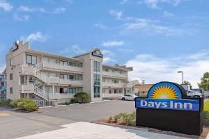 a days inn sign in front of a building w obiekcie Days Inn by Wyndham Seattle North of Downtown w mieście Seattle