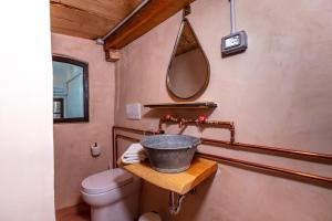 uma casa de banho com um lavatório e um WC em NATURA rooms&sport BIKEACTIVITY ASD-APS em Finale Ligure