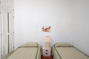 2 aparte bedden in een kamer met witte muren bij Aldeamento Turistico da Prainha in Alvor +77 foto's