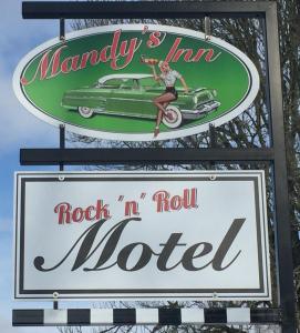 um sinal para um motel de rock n roll em Marley Inn em Mandy's Inn em Mjöbäck