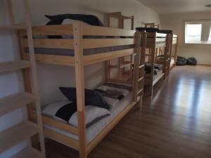 Žrebčín Mlynčok emeletes ágyai egy szobában