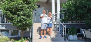 een man en vrouw die op de trappen van een huis staan bij Apartment's Meti in Ulcinj