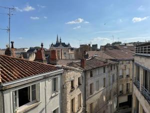 einen Blick auf die Dächer von Gebäuden in einer Stadt in der Unterkunft Chez Emile - Sole' Île - T3 superbe - avec vue in Niort