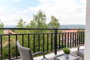 索科矿泉村Panorama Lux的带两把椅子和一张桌子的阳台