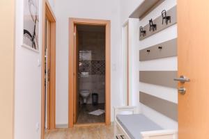 索科矿泉村Panorama Lux的走廊上设有带卫生间的浴室 更多25张照片