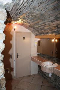 Ένα μπάνιο στο Hôtel Les Tilleuls de Pareloup à Salles-Curan