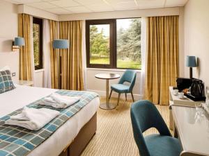 Giường trong phòng chung tại Mercure Hull Grange Park Hotel