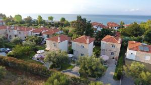 una vista aerea di un quartiere residenziale con case di Luxury Villas Polychrono a Polykhrono