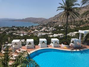 Vista de la piscina de Pefkos Blue o d'una piscina que hi ha a prop