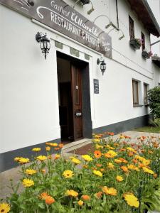 Ein Gebäude mit einem Blumenstrauß davor. in der Unterkunft Gasthof Uttewalde in Uttewalde