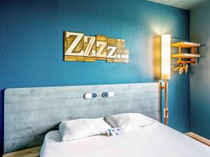 Postel nebo postele na pokoji v ubytování ibis budget Meudon Paris Ouest