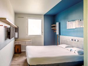 Postel nebo postele na pokoji v ubytování ibis budget Meudon Paris Ouest