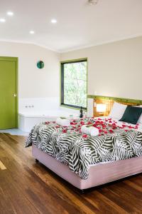 Ένα ή περισσότερα κρεβάτια σε δωμάτιο στο Getaways at Byfield