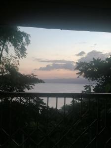 d'un balcon avec vue sur l'océan. dans l'établissement Hilltop Canopy Staycation, à Kinalaglagan