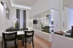 - une cuisine et une salle à manger avec une table et des chaises dans l'établissement Luxury Galla Apartments in the City Center, à Sarajevo