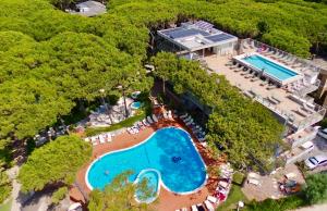 伊拉克里亞馬勒的住宿－Park Hotel Pineta & Dependance Suite，享有游泳池和度假村的空中景致