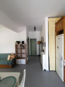 een woonkamer met een bank en een keuken bij Elef Apartment in Paralia Dionysiou