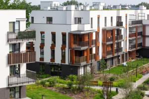 una imagen de un edificio de apartamentos con balcones en Golden Apartments Ursynów by Renters, en Varsovia
