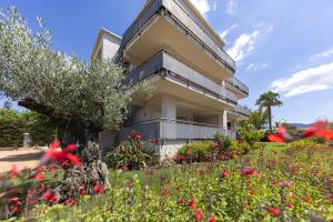 a house with a garden in front of it at Apartaments Terraza - Santa Maria in Roses